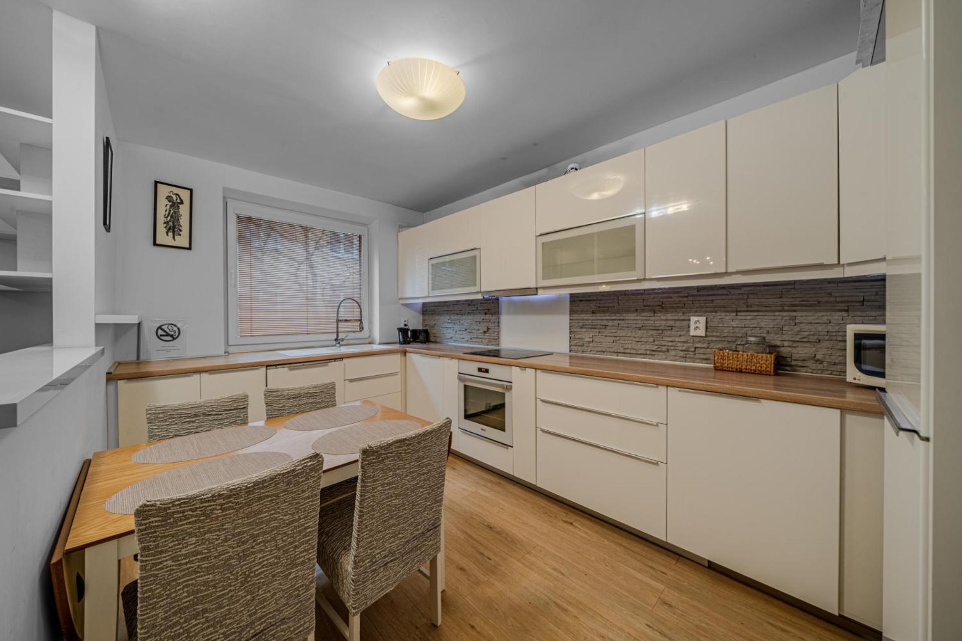 Huge Apartment Next To Train Station Close To The City Center Bratislava Exterior photo
